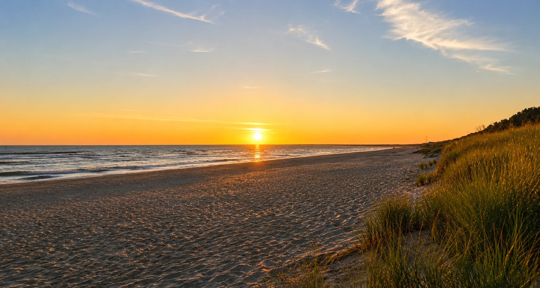 Usedom Strand mit Dünen, Ostsee und Strandkörben im Sonnenlicht